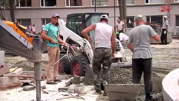 Площу Св. Юра у Львові встигають реконструювати до святкувань лише частково