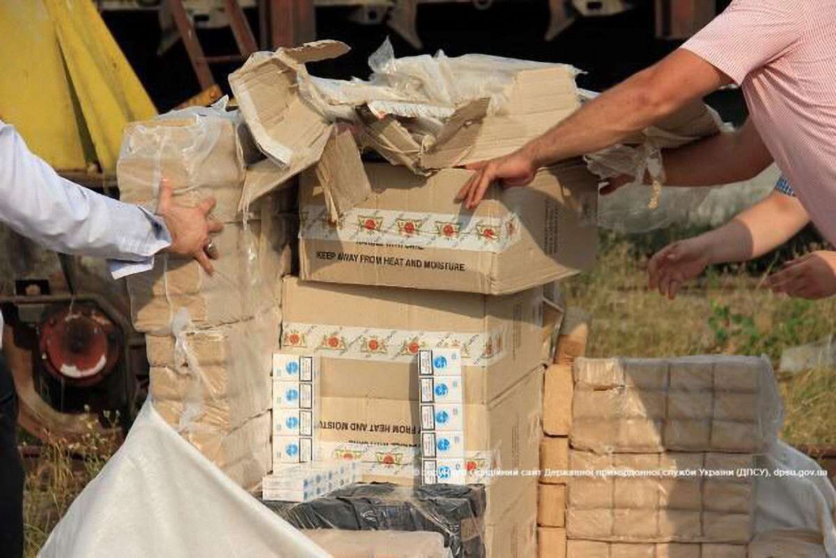 Прикордонники вилучили більше 300 ящиків контрабандних цигарок на Закарпатті