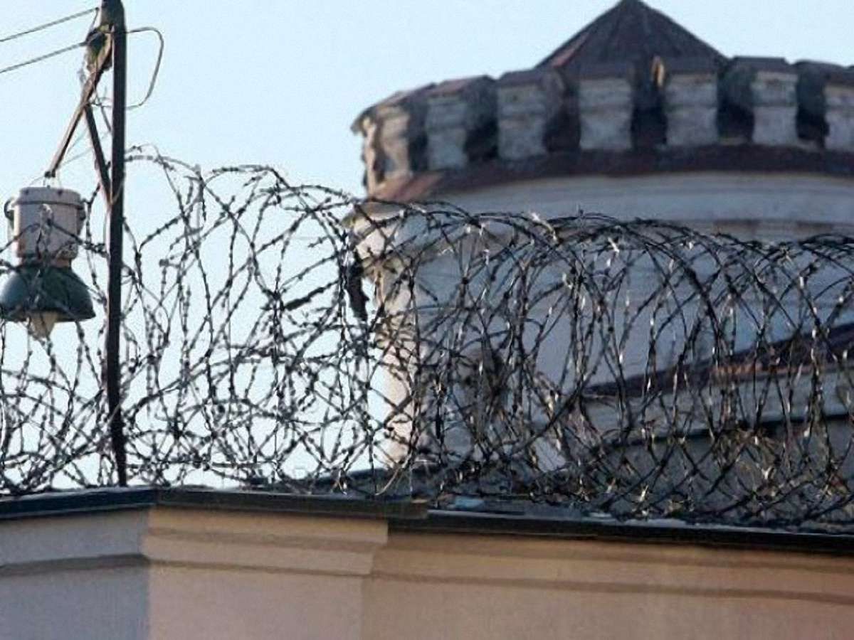 На Хмельниччині шестеро засуджених роззброїли конвоїрів і втекли