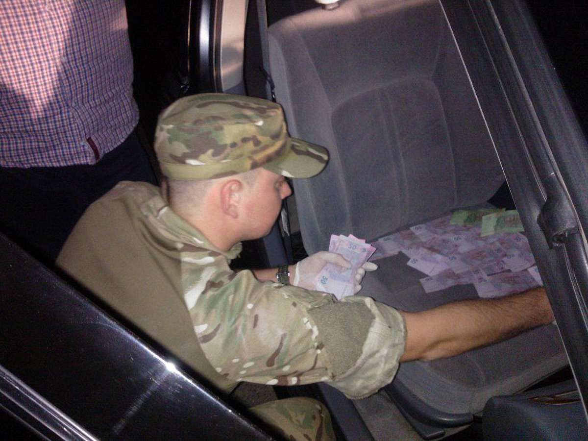 На Житомирщині на хабарі затримали працівника військкомату