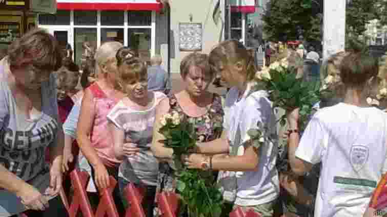 У Чернігові у переддень виборів жінок задобрюють трояндами