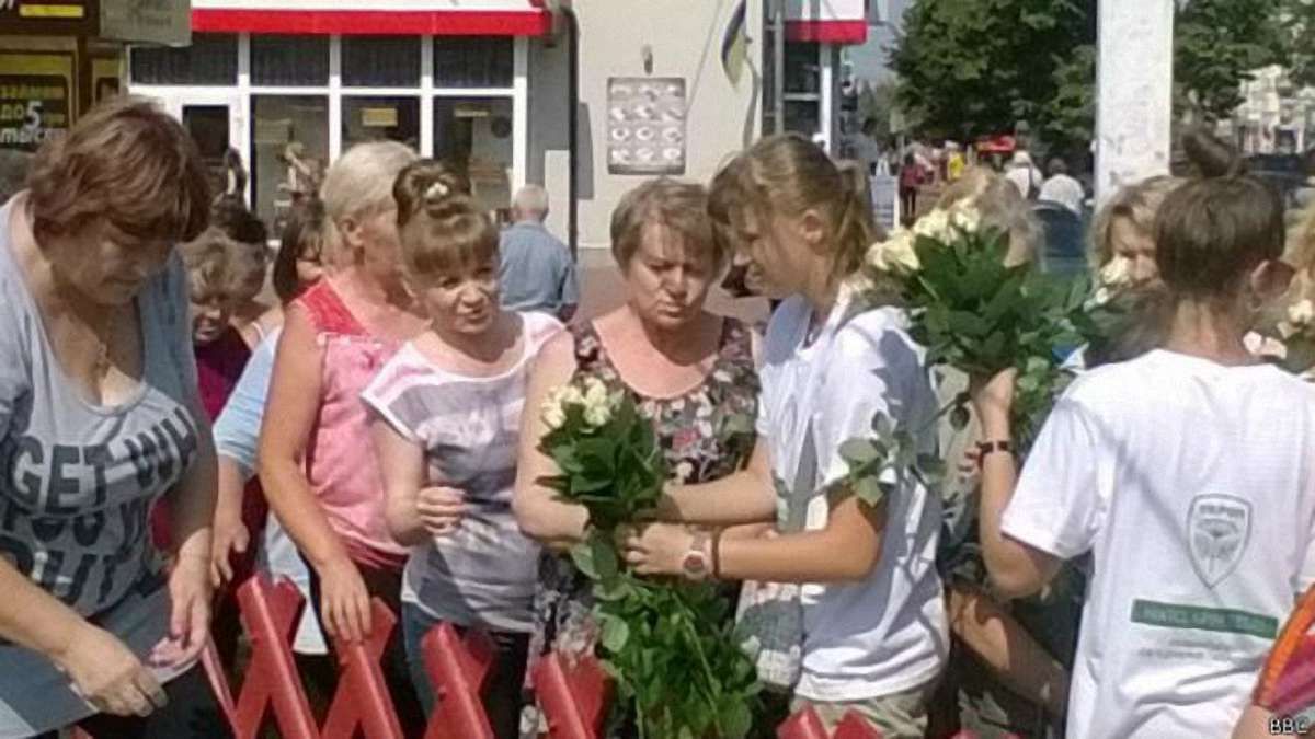 У Чернігові у переддень виборів жінок задобрюють трояндами