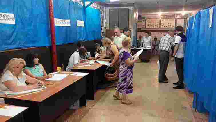 Спостерігачі ОПОРИ заявляють про фотографування бюлетенів виборцями у Чернігові