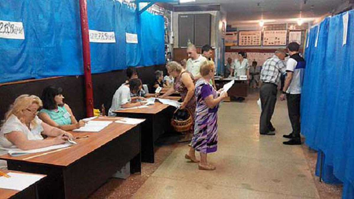 Спостерігачі ОПОРИ заявляють про фотографування бюлетенів виборцями у Чернігові