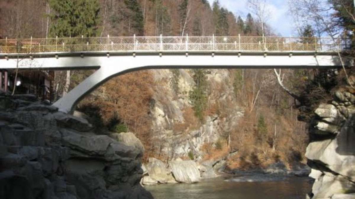 У Яремче турист фотографувався на водоспаді і потонув