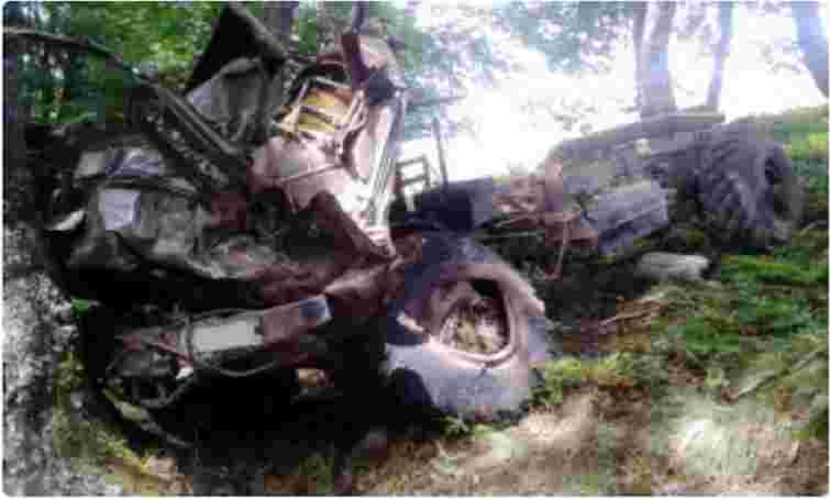 На Закарпатті вантажівка з 35 людьми впала у прірву, є загиблі