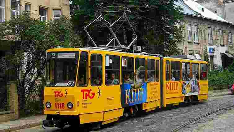 У Львові 69-річний пасажир впав у трамваї та розбив голову 