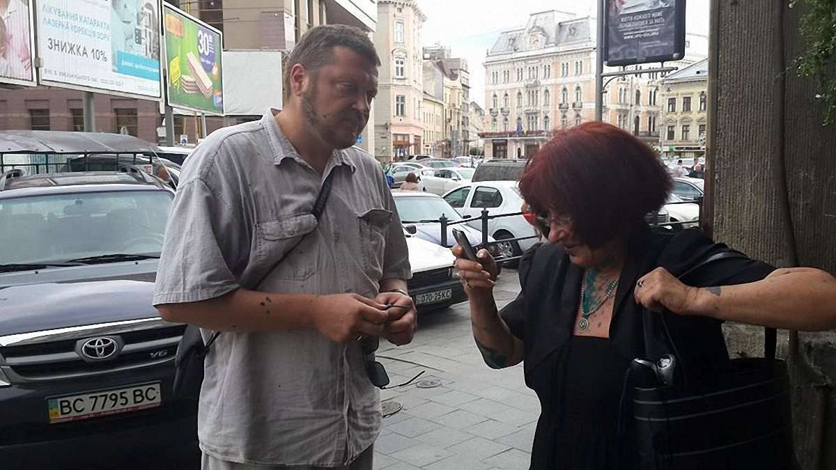 Затриману СБУ учасницю «Галицького яструба» облили зеленкою у центрі Львова
