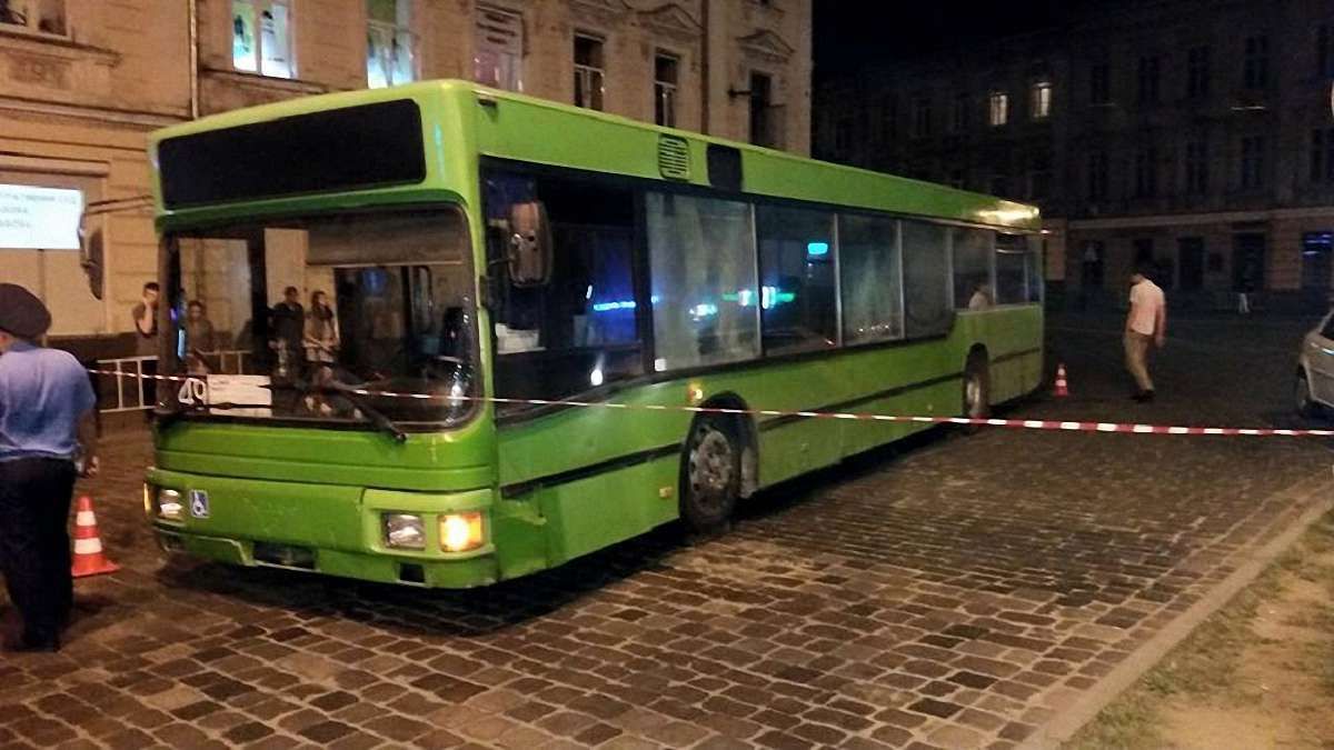 Під колесами автобуса у Львові загинув неповнолітній велосипедист