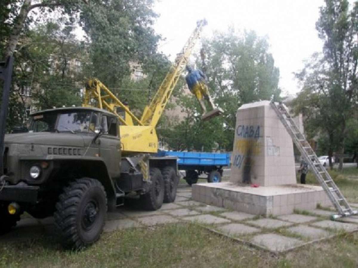 На Луганщині демонтували пам'ятник Леніну