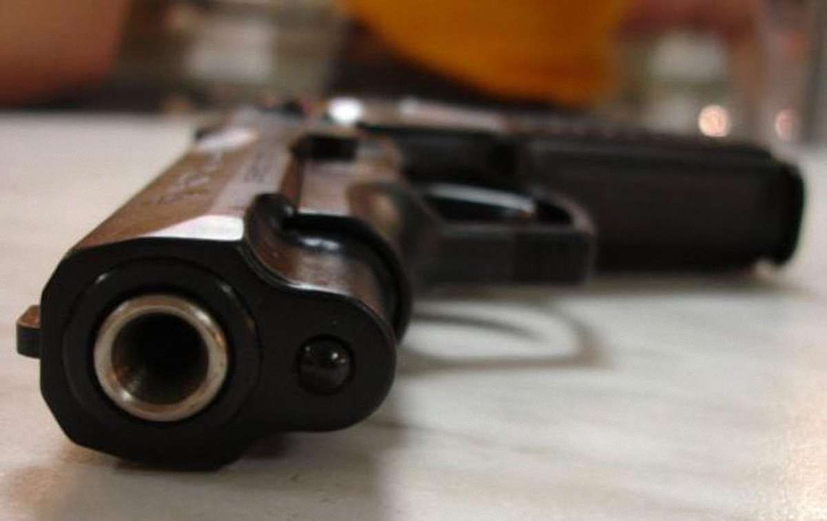У Києві біля метро жінка вистрілила собі в голову