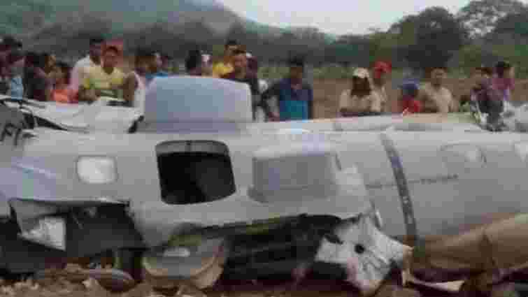 У Колумбії у повітрі розвалився військовий літак з 12 людьми на борту