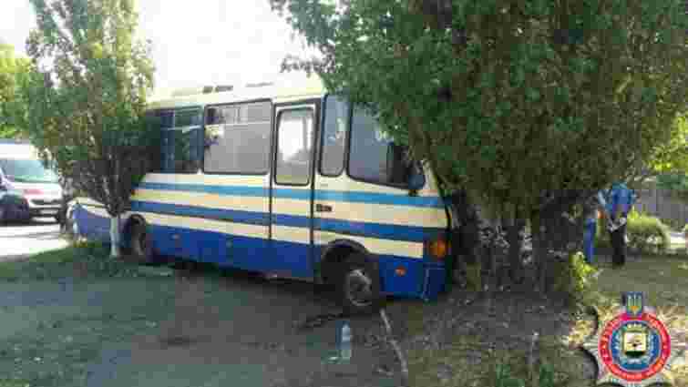 У Донецькій області рейсовий автобус потрапив у ДТП