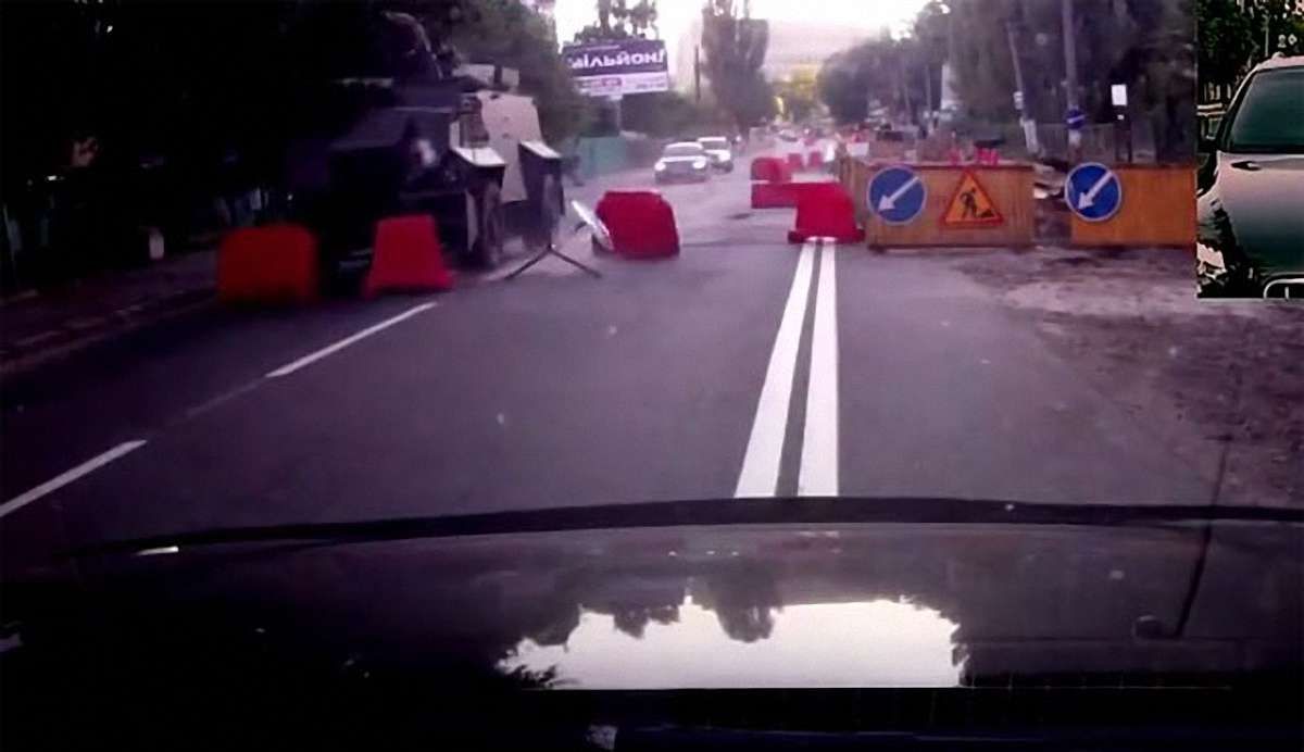 У Києві БТР на великій швидкості зніс огородження (відео)