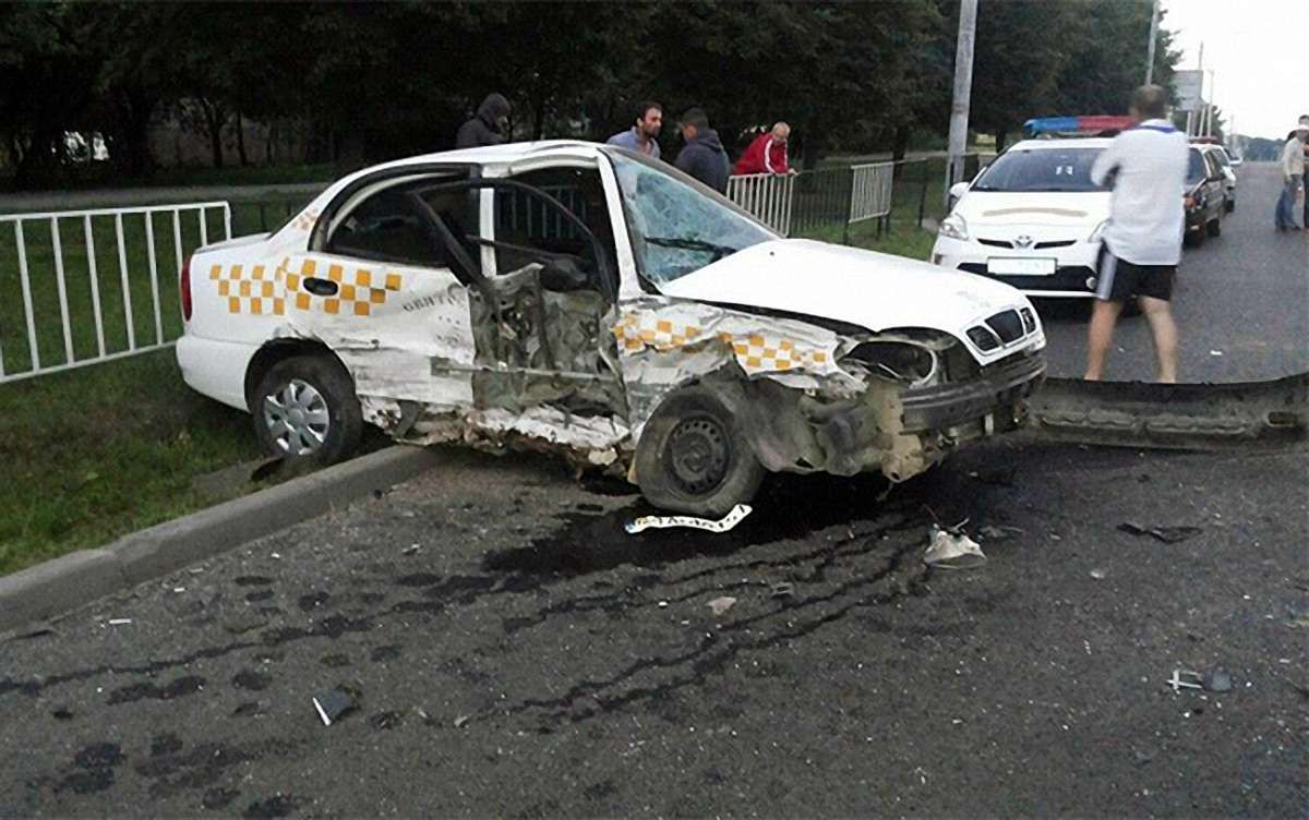 У Львові п'яний водій врізався у таксі