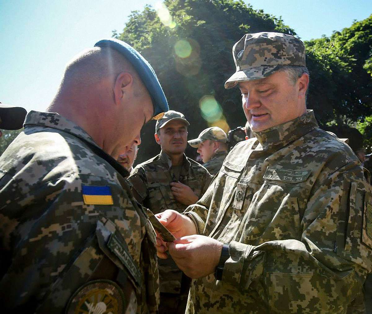 Президент запевнив, що Збройні сили не покинуть стратегічні висоти біля Широкиного