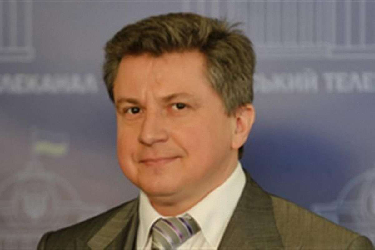 Український суд заарештував нерухомість Азарова на Сардинії
