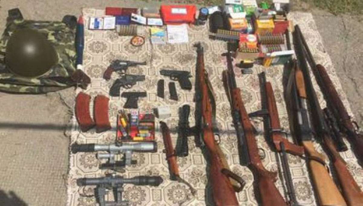 На Запоріжжі СБУ затримала злочинця з арсеналом зброї і підробленим посвідченням міліціонера