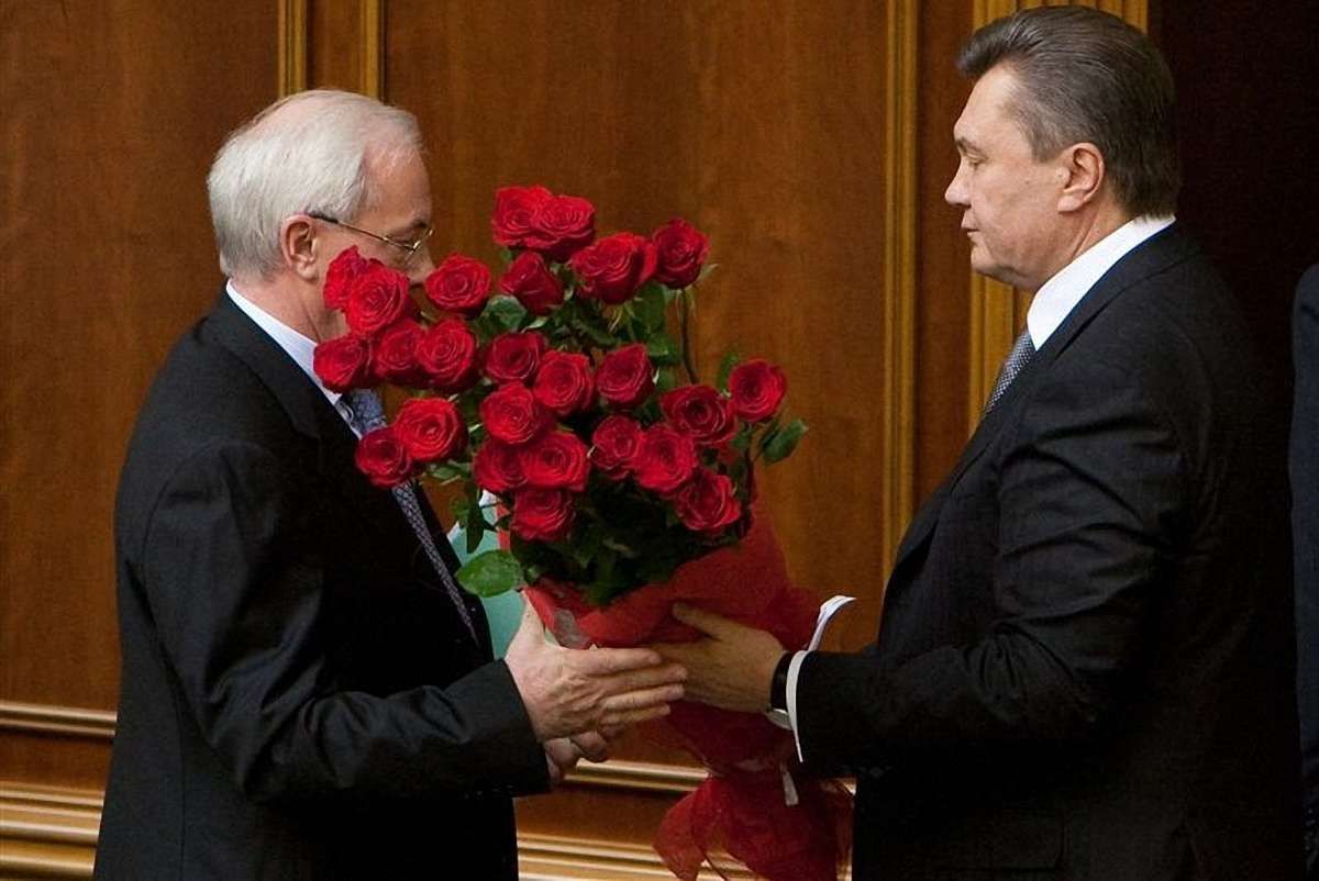 Азаров вважає, що Януковича треба посадити на лаву підсудних