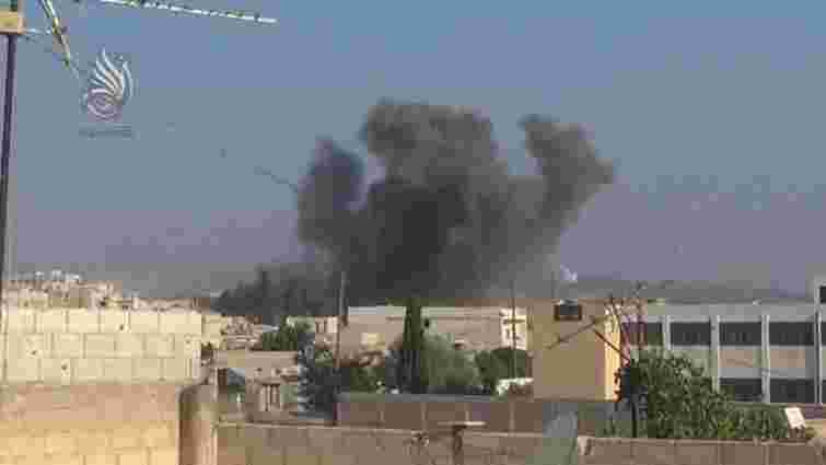 У Сирії військовий літак впав на житловий квартал і спричинив численні людські жертви