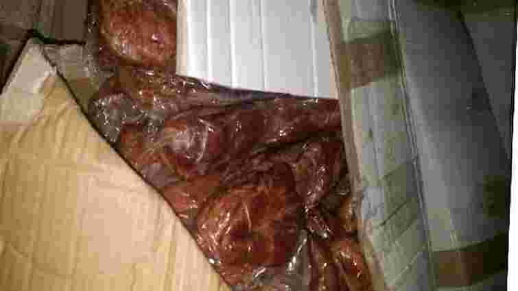 На Львівщині правоохоронці затримали тонни м`ясопродуктів без документів