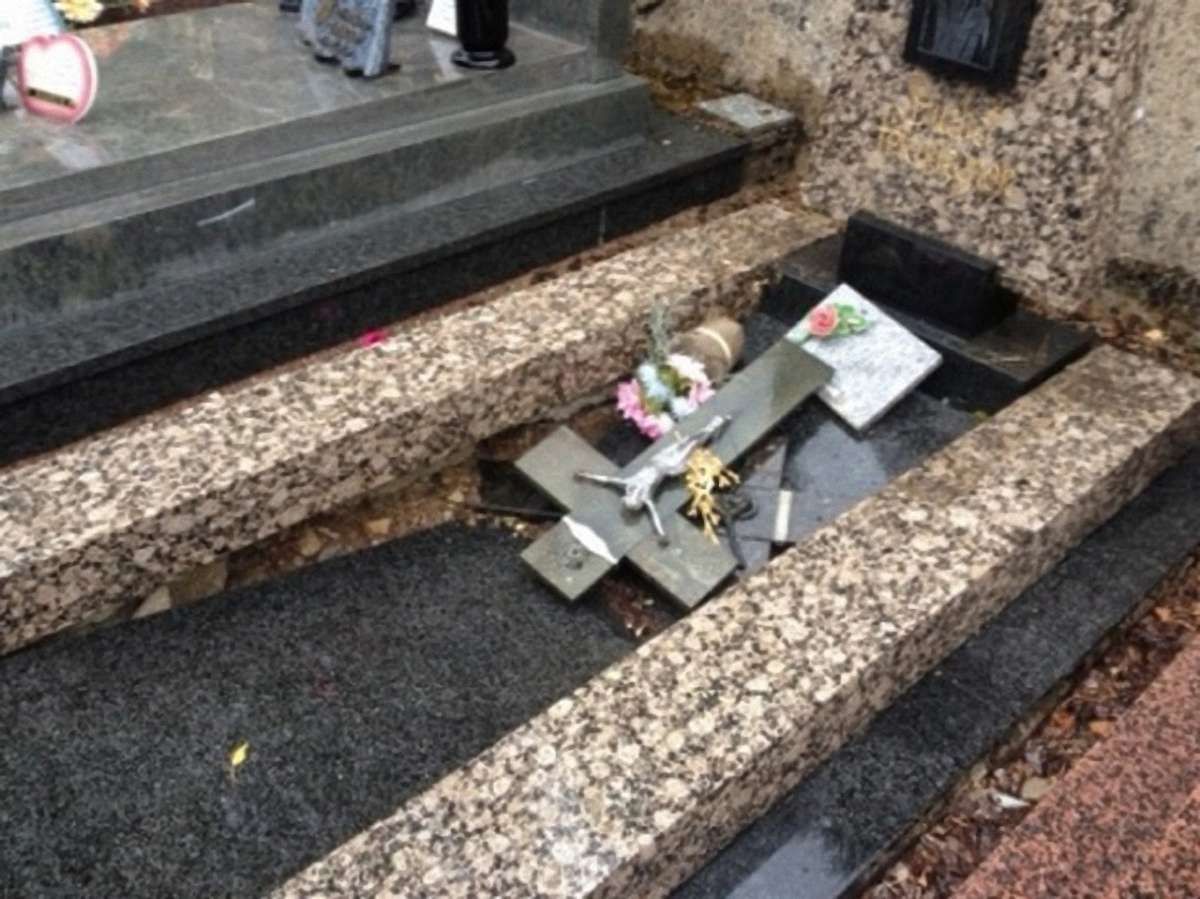 У Франції сплюндрували десятки могил на християнському цвинтарі 