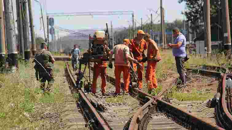 На півночі Донеччини почали відновлювати залізничну колію