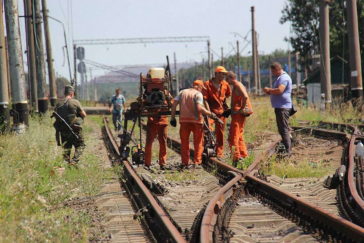 На півночі Донеччини почали відновлювати залізничну колію