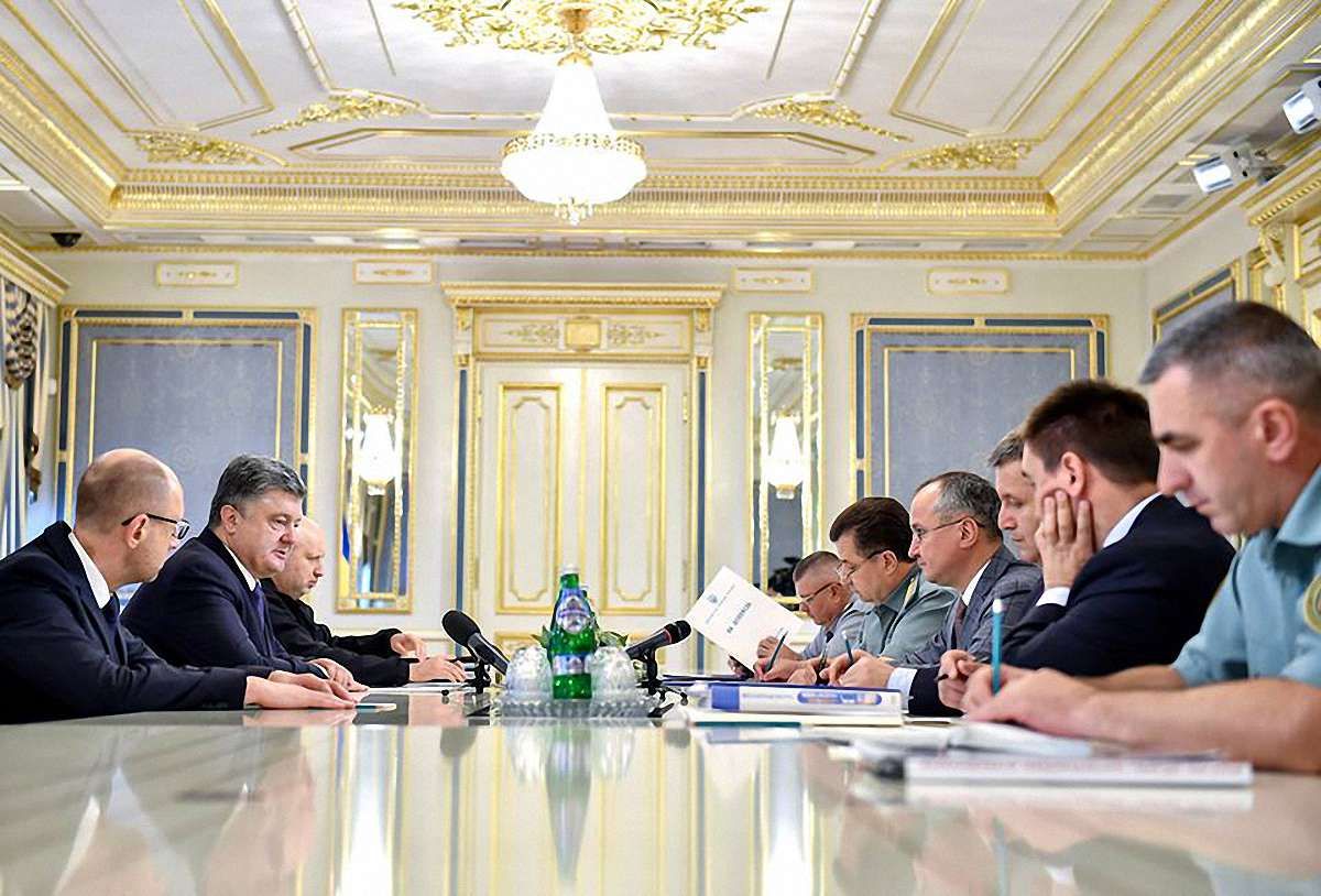 Президент заявив про необхідність посилення оборони на випадок ескалації конфлікту на Донбасі