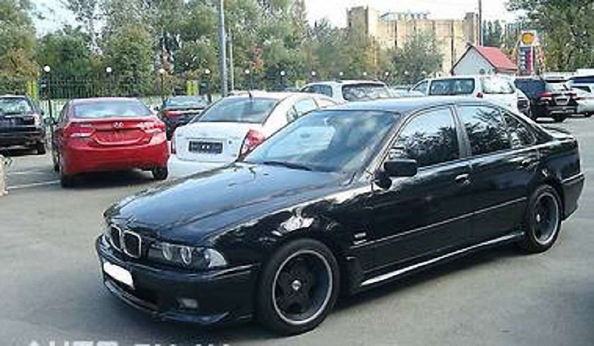 У Львові грабіжники на чорному BMW зривають ланцюжки із перехожих