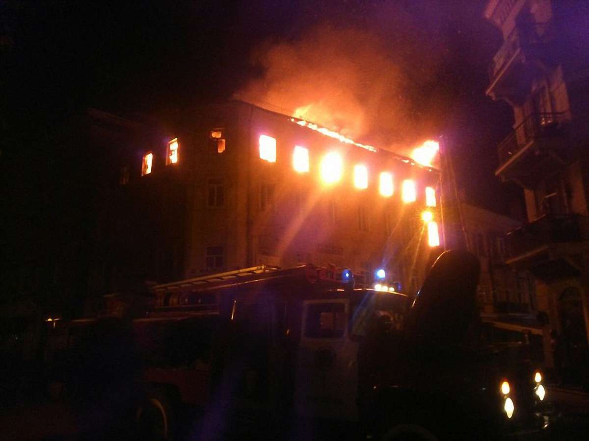 В історичній частині Тернополя внаслідок сильної пожежі обвалився дах багатоповерхівки