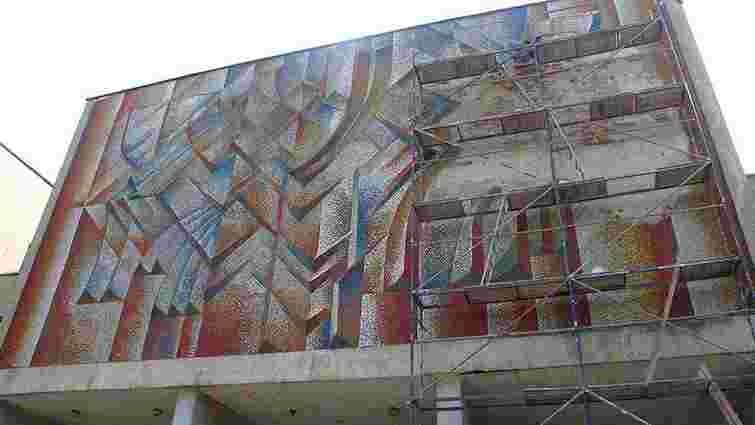 У Львові з будівлі університету ветеринарної медицини оббили частину мистецької мозаїки