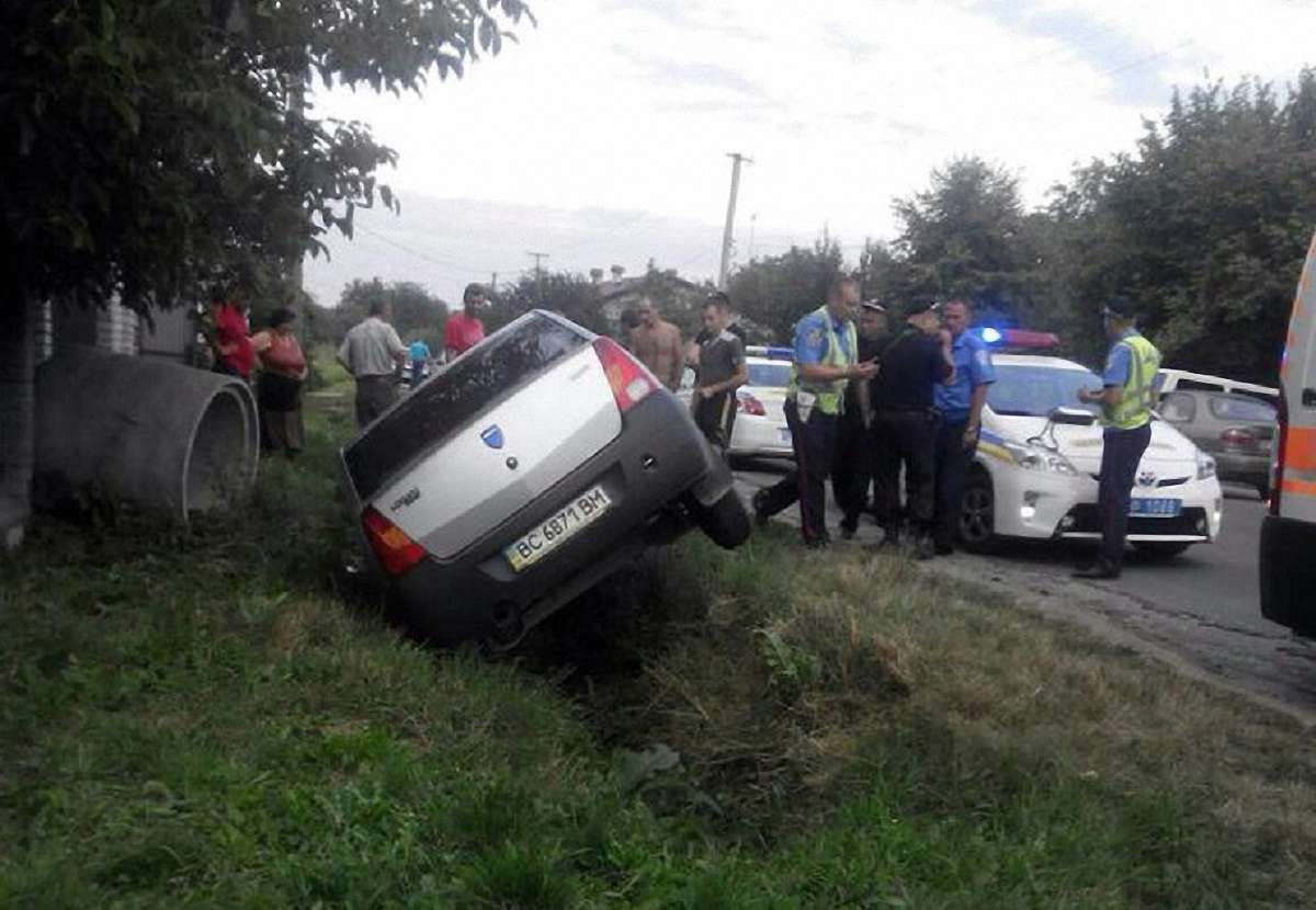 П`яні грабіжники перекинулись у Львові на викраденому таксі