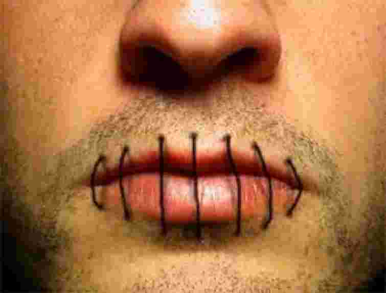 Двоє підозрюваних у пограбуванні зашили собі роти у підмосковському суді (відео)