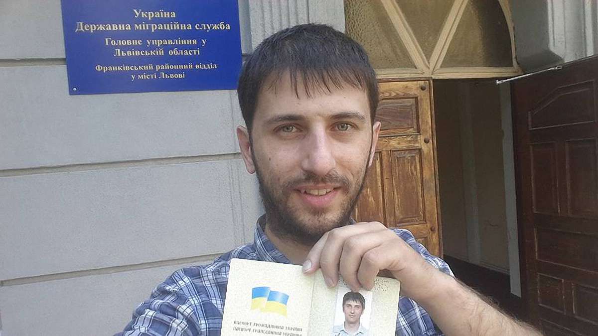 Львів’янин отримав перший в Україні паспорт без російської мови