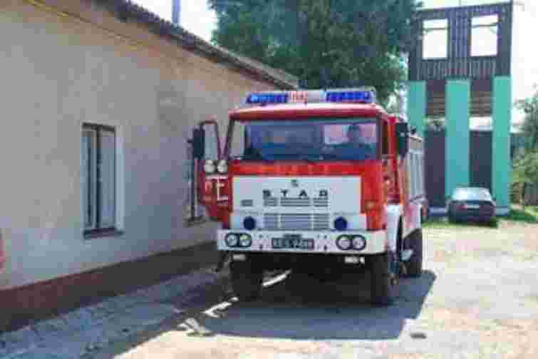 Мостиські рятувальники отримали пожежний автомобіль від польських колег