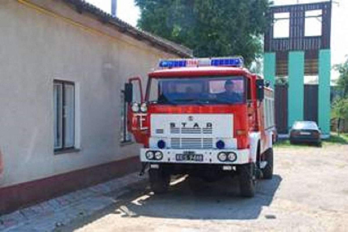 Мостиські рятувальники отримали пожежний автомобіль від польських колег