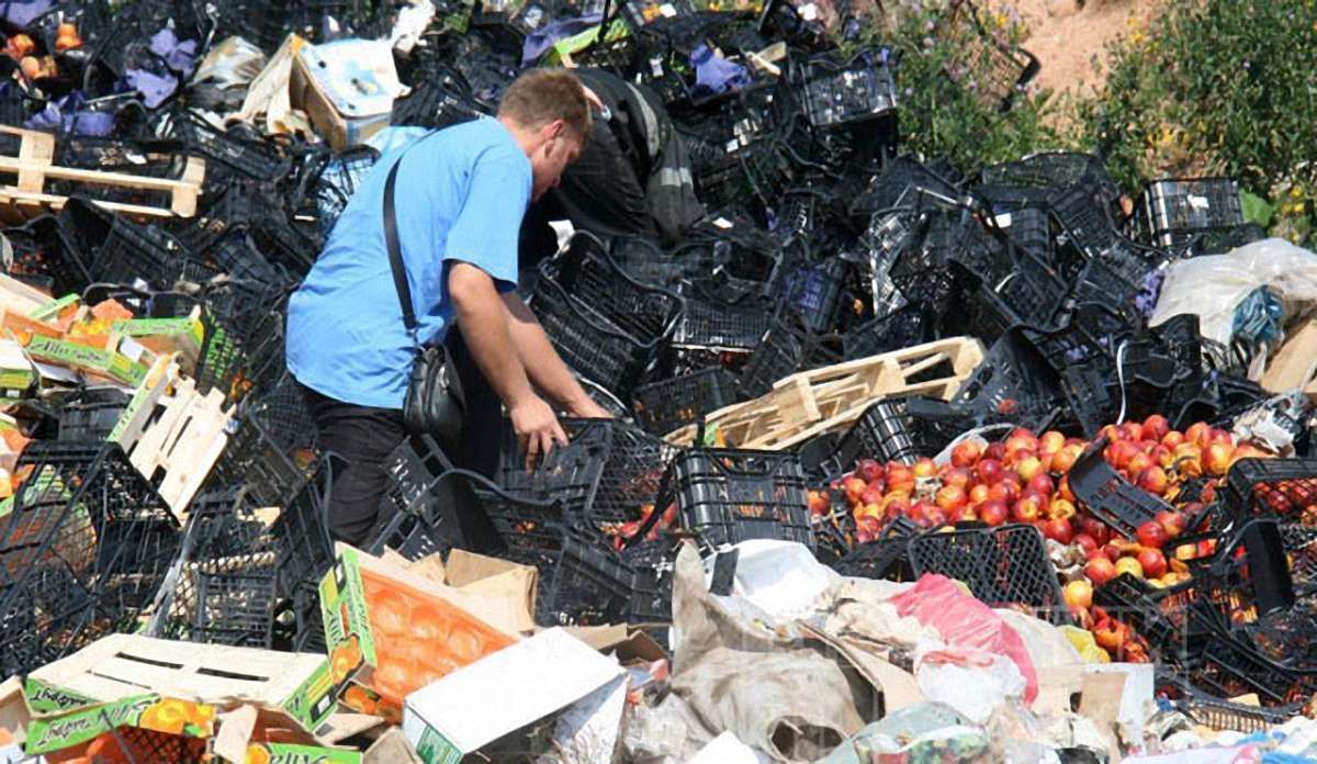 Росіяни розбирають розчавлені санкційні фрукти на самогон