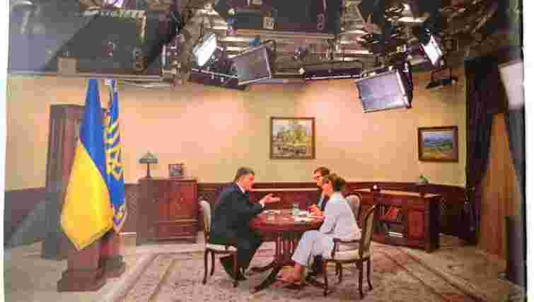 Німецькі журналісти показали «ефірний» кабінет Порошенка, в якому він дає інтерв'ю для ЗМІ