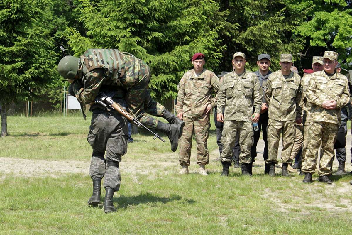 Українці можуть навчити американців воювати з солдатами РФ у гібридній війні, - нардеп