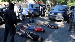 У Львові затримали одразу шістьох крадіїв, які зривали золоті прикраси з жінок