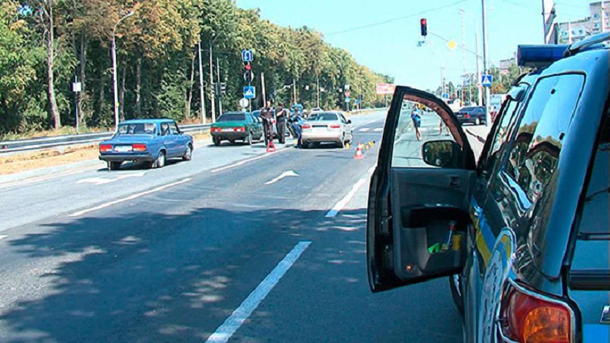 У Вінниці невідомі розстріляли автомобіль, є поранені