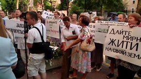 Люди на пікеті під Львівською залізницею відстоюють земельні питання