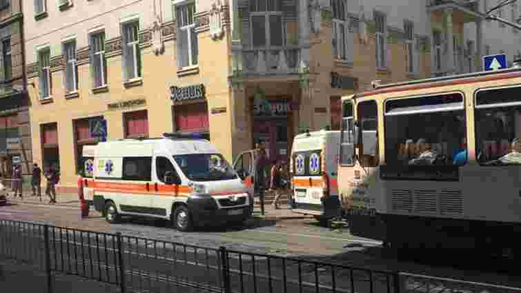 У центрі Львова «швидка» збила 76-річну жінку