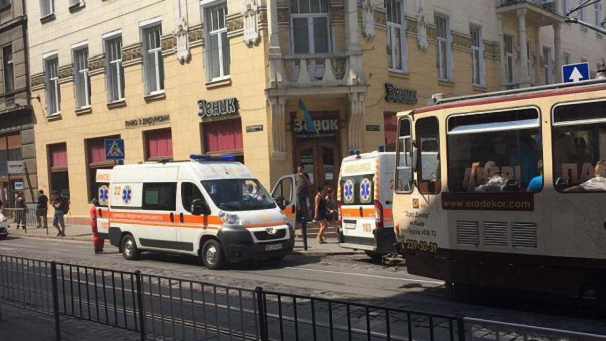 У центрі Львова «швидка» збила 76-річну жінку