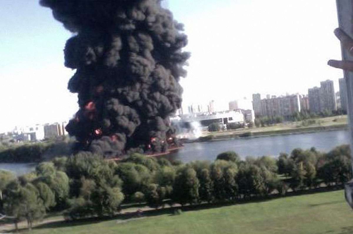 У Москві через аварію на магістральному нафтопроводі сталася пожежа