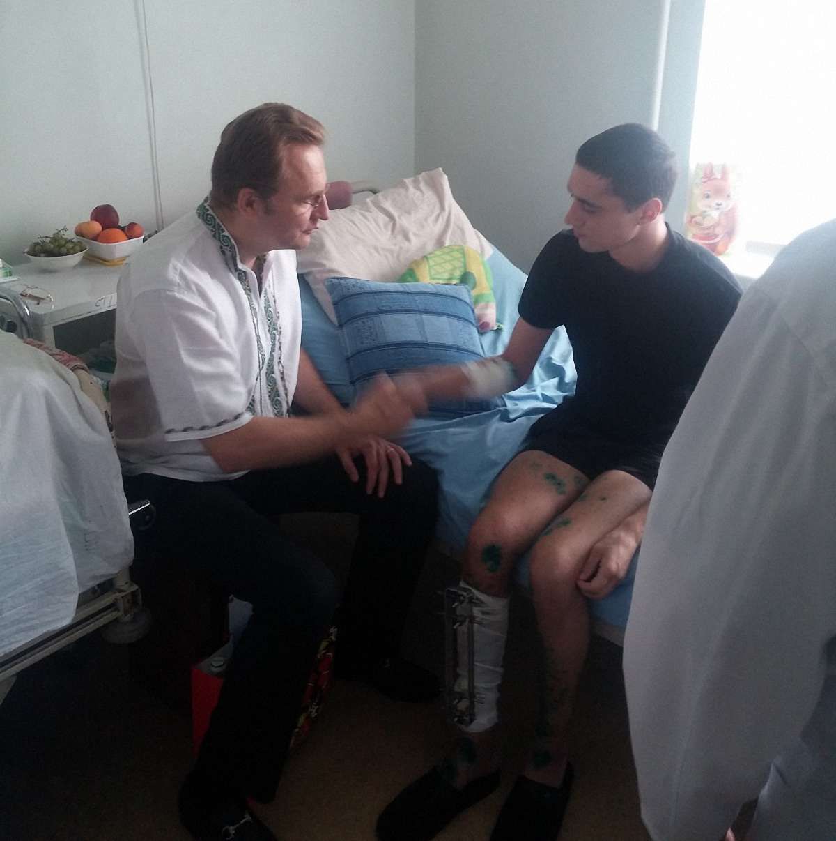 Андрій Садовий привітав пораненого дільничного Романа Личака з днем народження