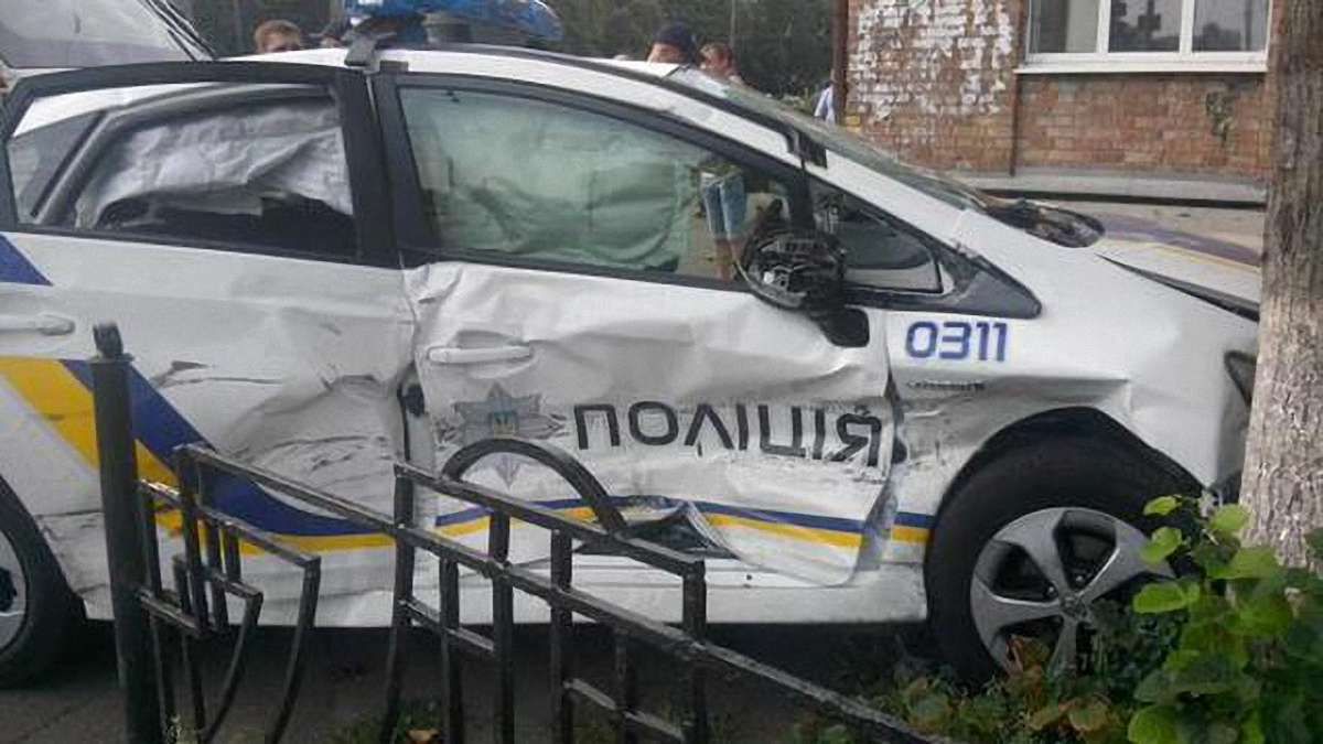 У Києві розбилося авто патрульних поліцейських