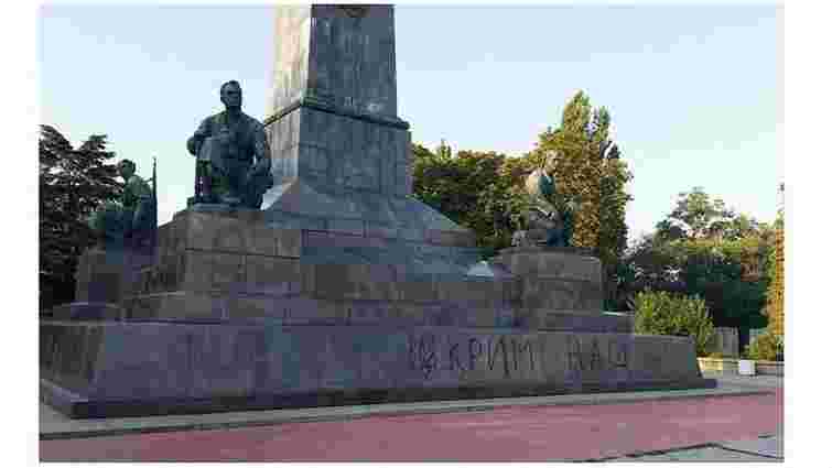 Севастопольському Леніну намалювали тризуб з написом «Крим наш»