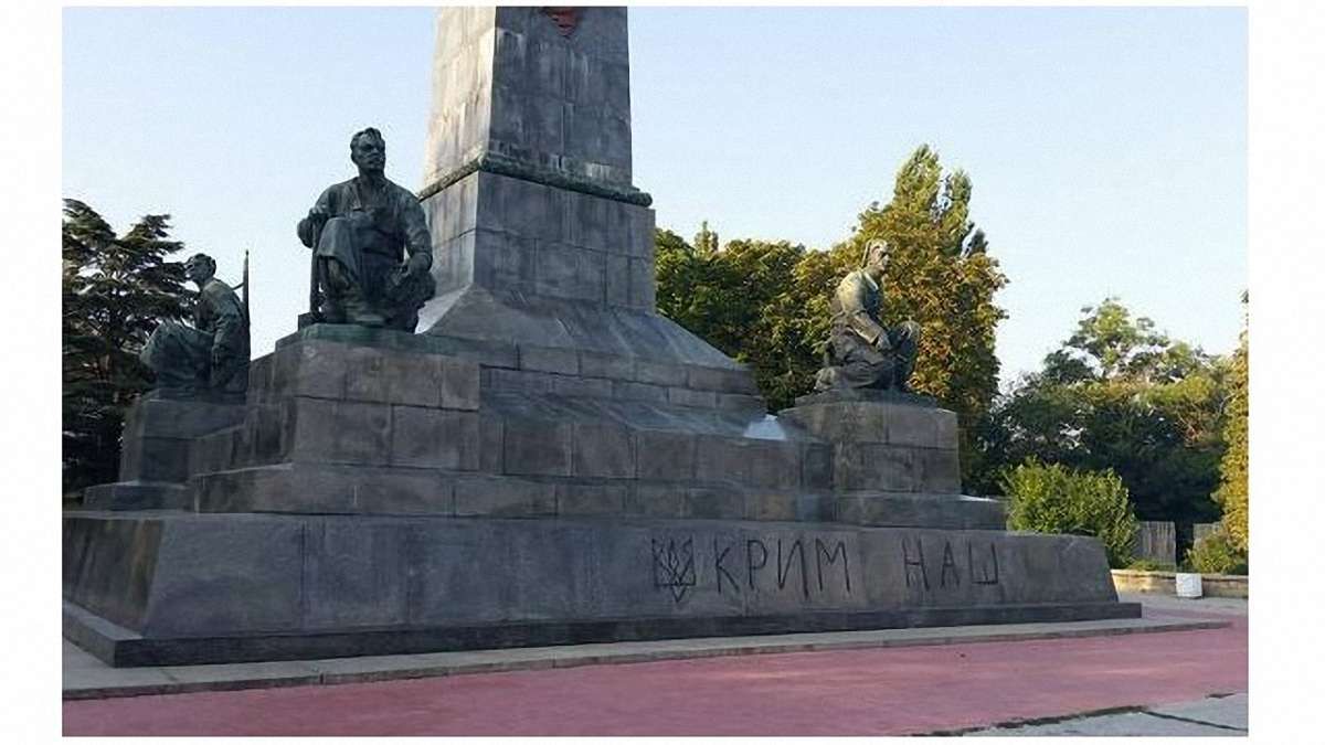 Севастопольському Леніну намалювали тризуб з написом «Крим наш»